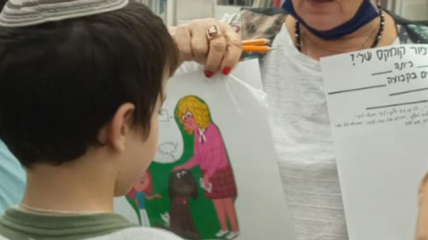 ספרנית וקוראים צעירים.png