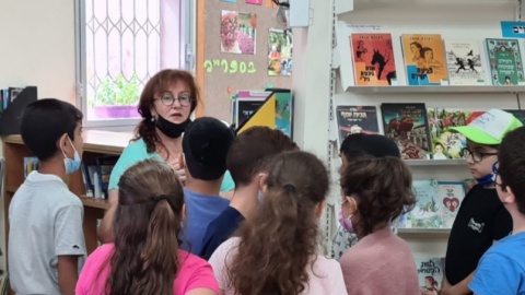 ספרנית וקוראים צעירים6.png