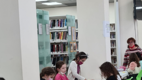 ספרנית וקוראים צעירים7.png