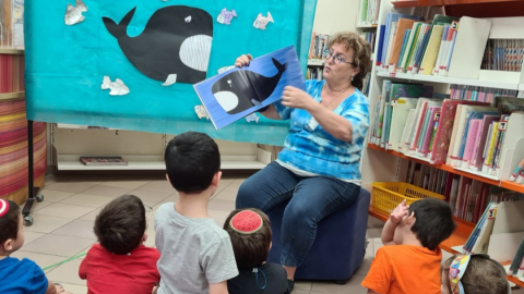 ספרנית וקוראים צעירים3.png