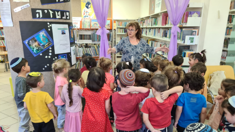 ספרנית וקוראים צעירים 2.png